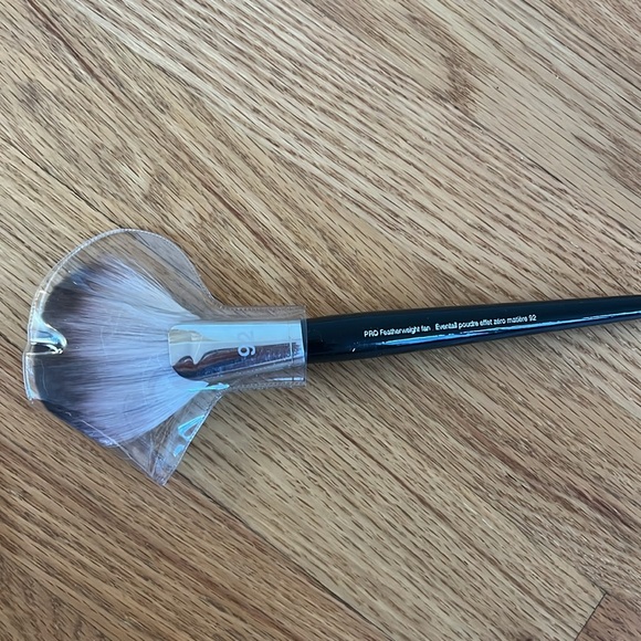 SEPHORA COLLECTION PRO Featherweight Fan Brush #92 - Picture 3 of 3